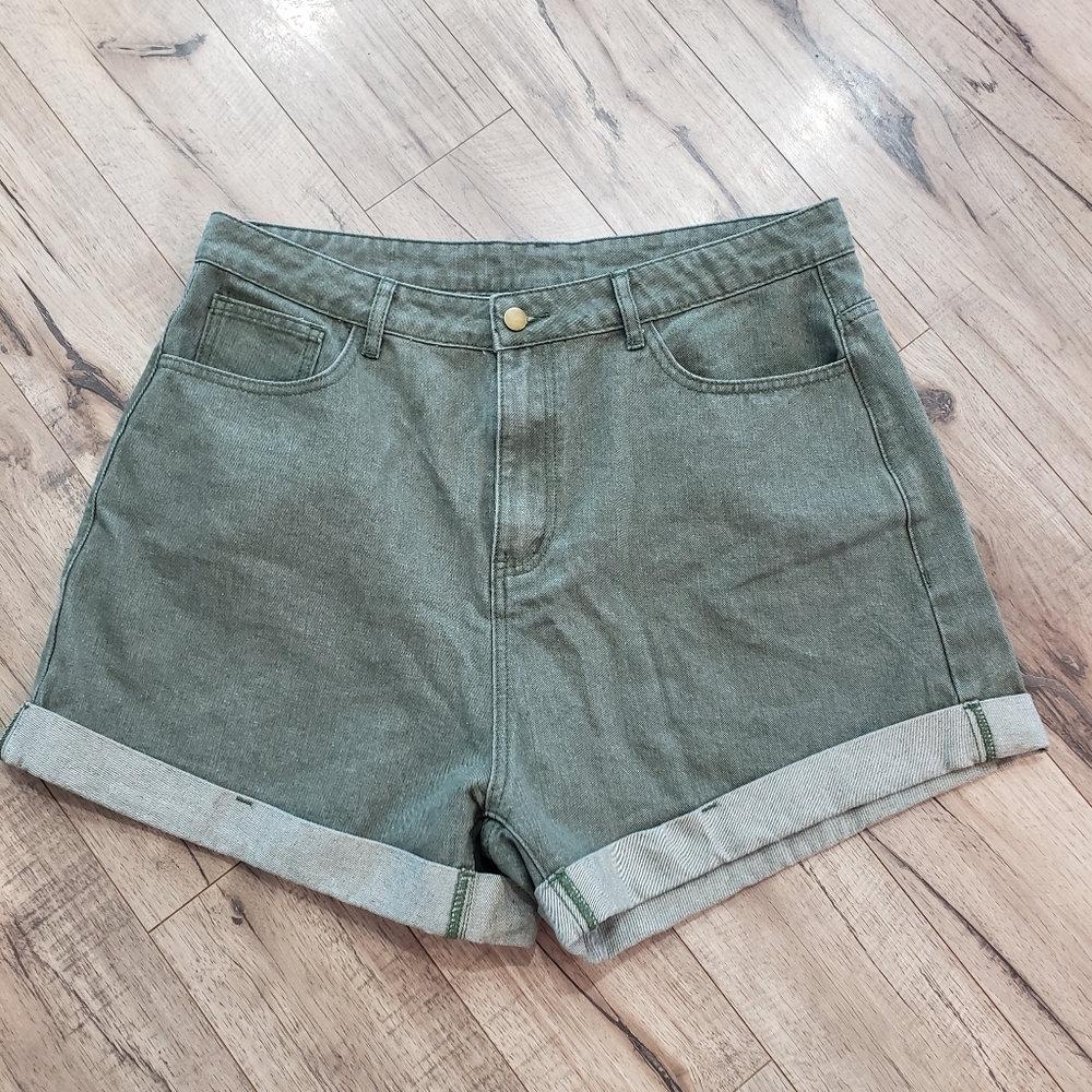 Cider Curve Green Roll up short NWT size 1X
